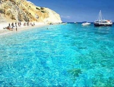 Σκιάθος: «Πάγωσαν» τα χαμόγελα στην παραλία